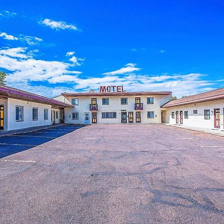 Love Hotels Silver Street By Oyo At Hurley Wi Exteriér fotografie