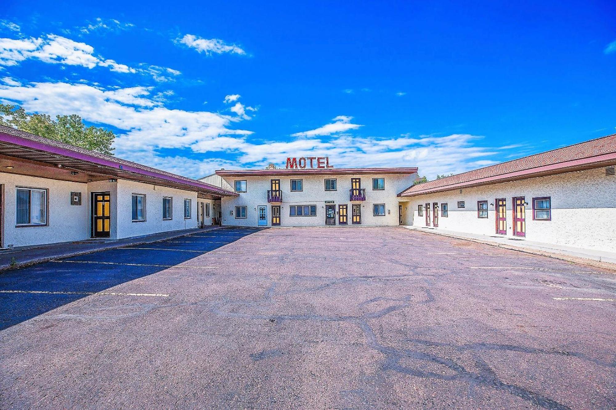Love Hotels Silver Street By Oyo At Hurley Wi Exteriér fotografie