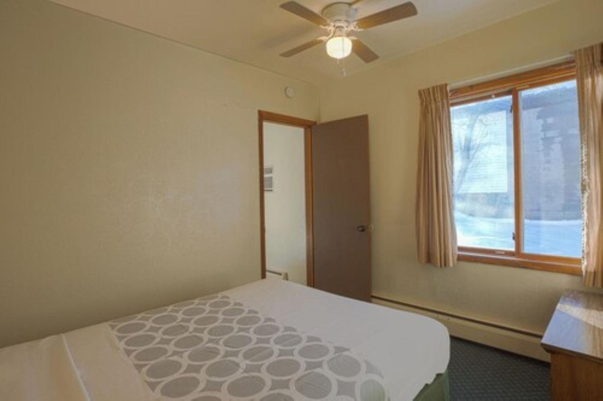 Love Hotels Silver Street By Oyo At Hurley Wi Exteriér fotografie